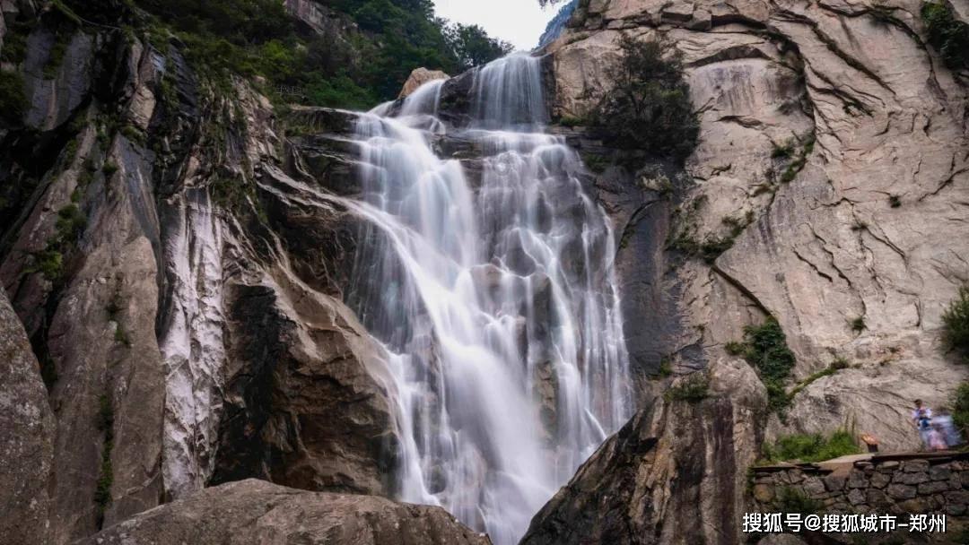 探索冷知识,尽在景区在百米悬崖上建“飞天厕所”,仿佛置身空中,该设计理念是什么?平台